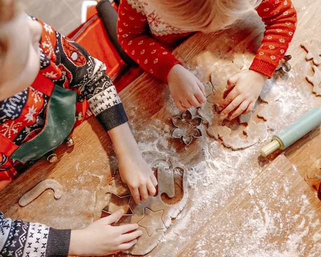 kids baking Christmas cookies