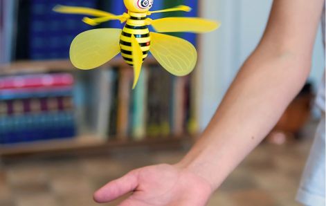Flying Bee - Control with your hand!